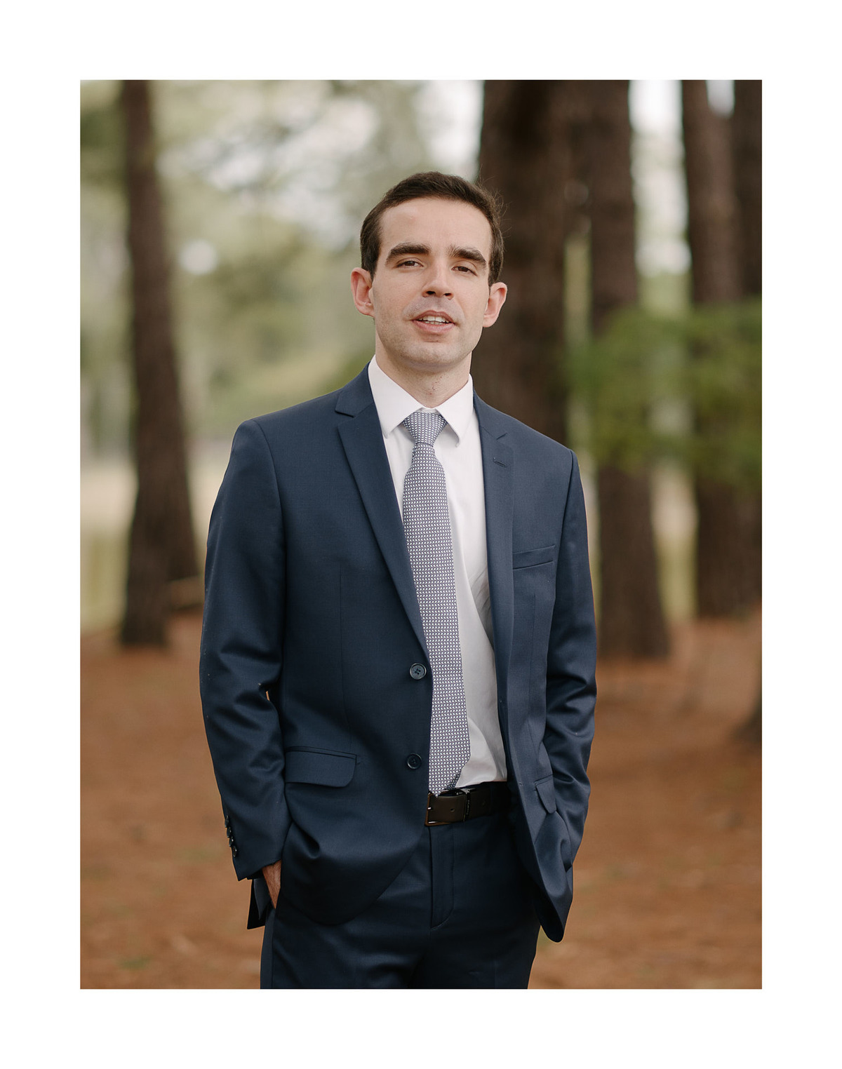 Retrato do Noivo em SJC. A Espera Acabou! A felicidade e a serenidade de quem celebra o amor. Seu fotógrafo de casamento em São José dos Campos para o dia perfeito.