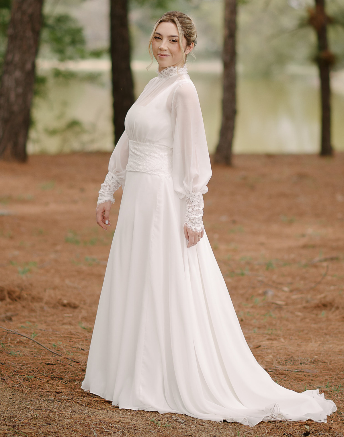 O Vestido de Noiva em Movimento, SJC. A leveza do tecido na natureza. Fotógrafo de casamento em São José dos Campos: registrando os detalhes que tornam seu look único e especial.