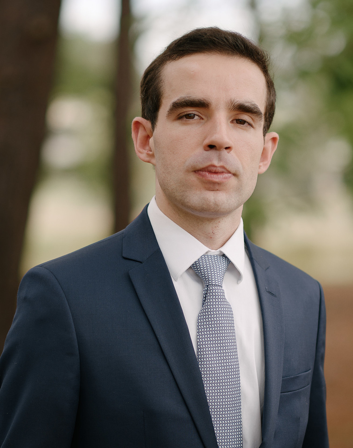 Retrato Sereno do Noivo em SJC. A elegância e o estilo do noivo em São José dos Campos. Fotógrafo de casamento em SJC que valoriza a personalidade em cada clique.