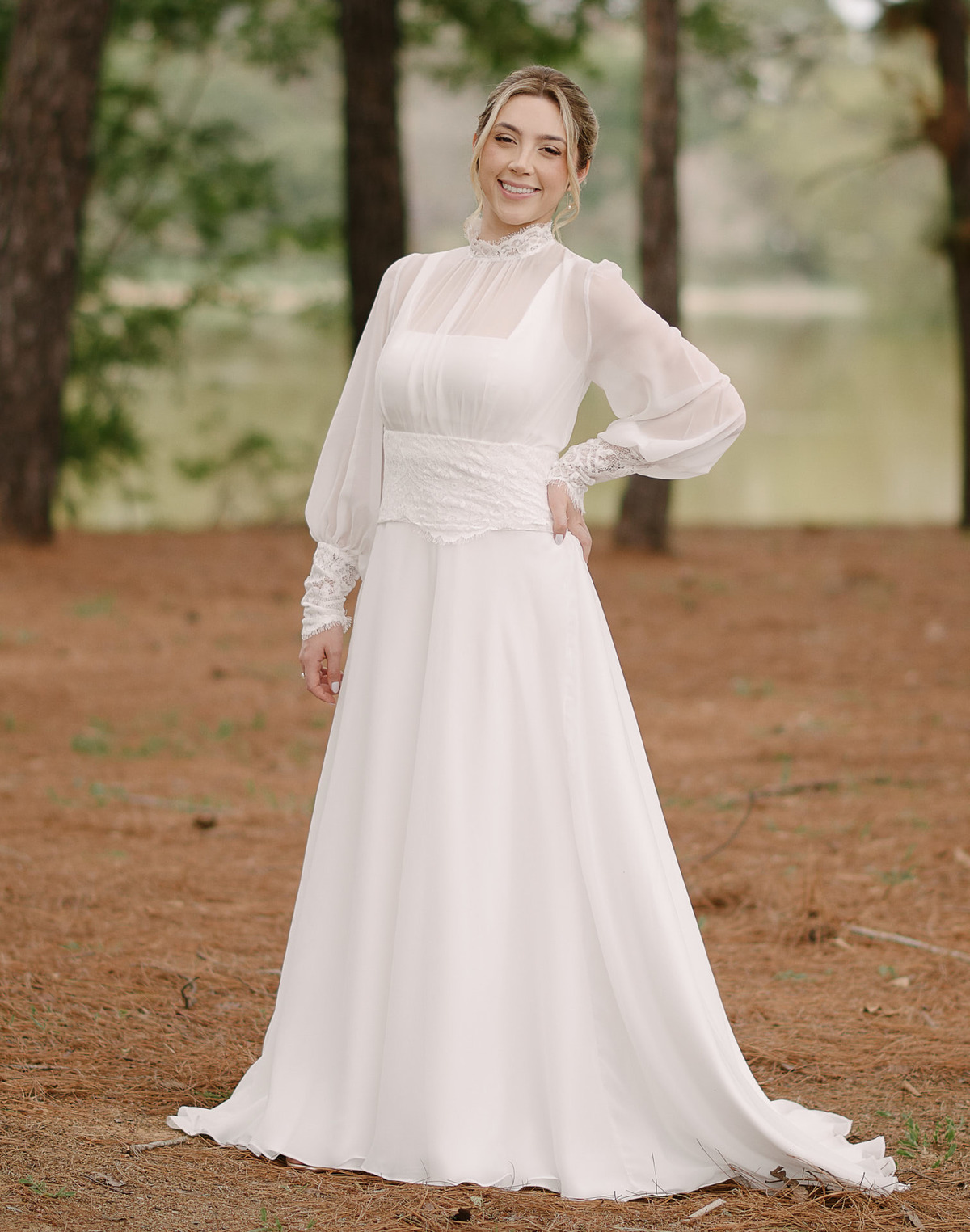 A Noiva em SJC: Beleza e Movimento. O vestido e a noiva em harmonia com a paisagem. Fotógrafo de casamento em São José dos Campos para fotos externas e espontâneas.