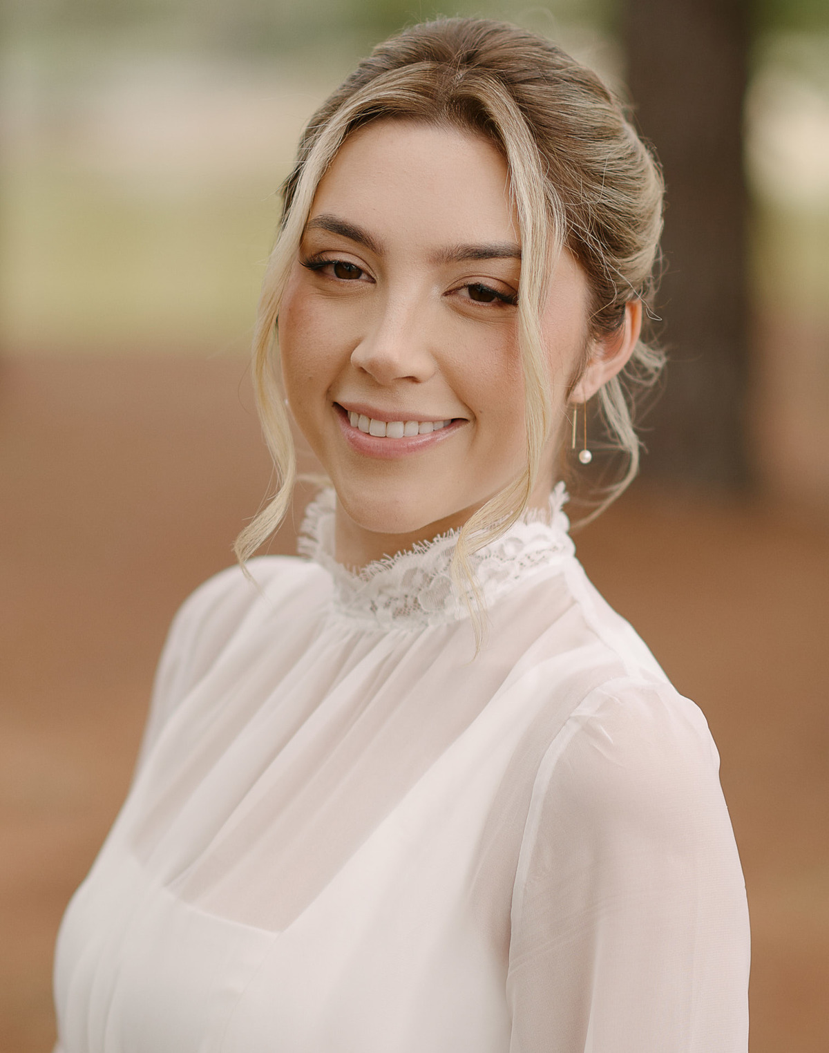 Detalhe da Noiva e Buquê em SJC. A beleza e a delicadeza dos acessórios e das flores. Fotógrafo de casamento em São José dos Campos: nosso olhar atento aos detalhes que inspiram.