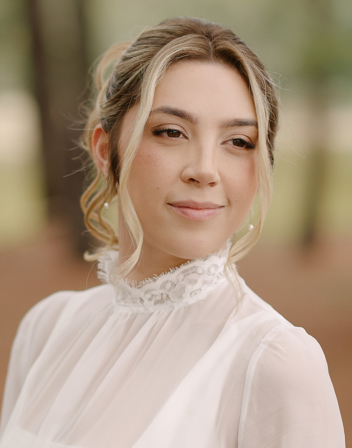 O Olhar da Noiva em SJC: Cheio de Esperança. Capturamos o sentimento e a leveza do momento. Fotógrafo de casamento em São José dos Campos: a arte de registrar a alma.