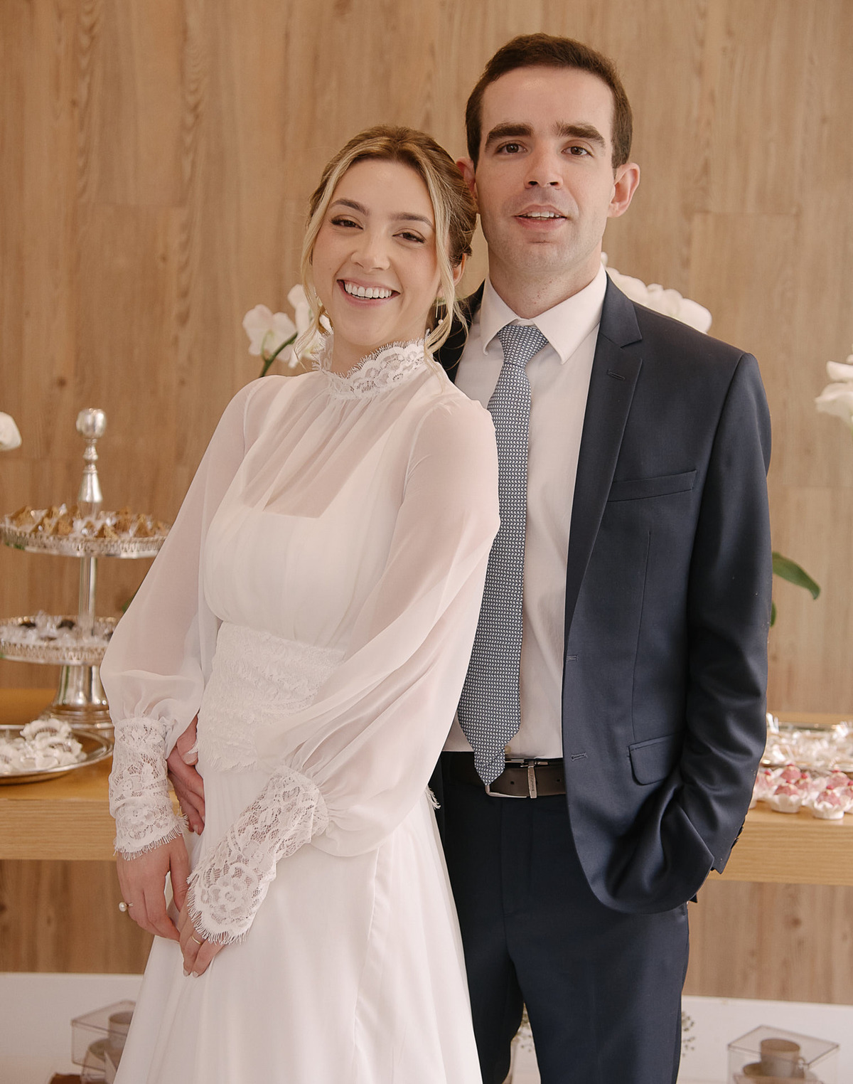 Alegria e Conexão na Festa em SJC. O casal celebrando em um momento íntimo. Fotógrafo de casamento em São José dos Campos para fotos espontâneas e cheias de vida.