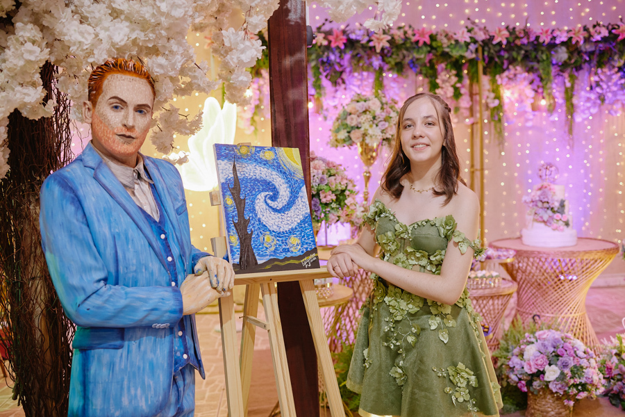 Anna Clara posa ao lado de um artista caracterizado como Van Gogh e sua releitura de 