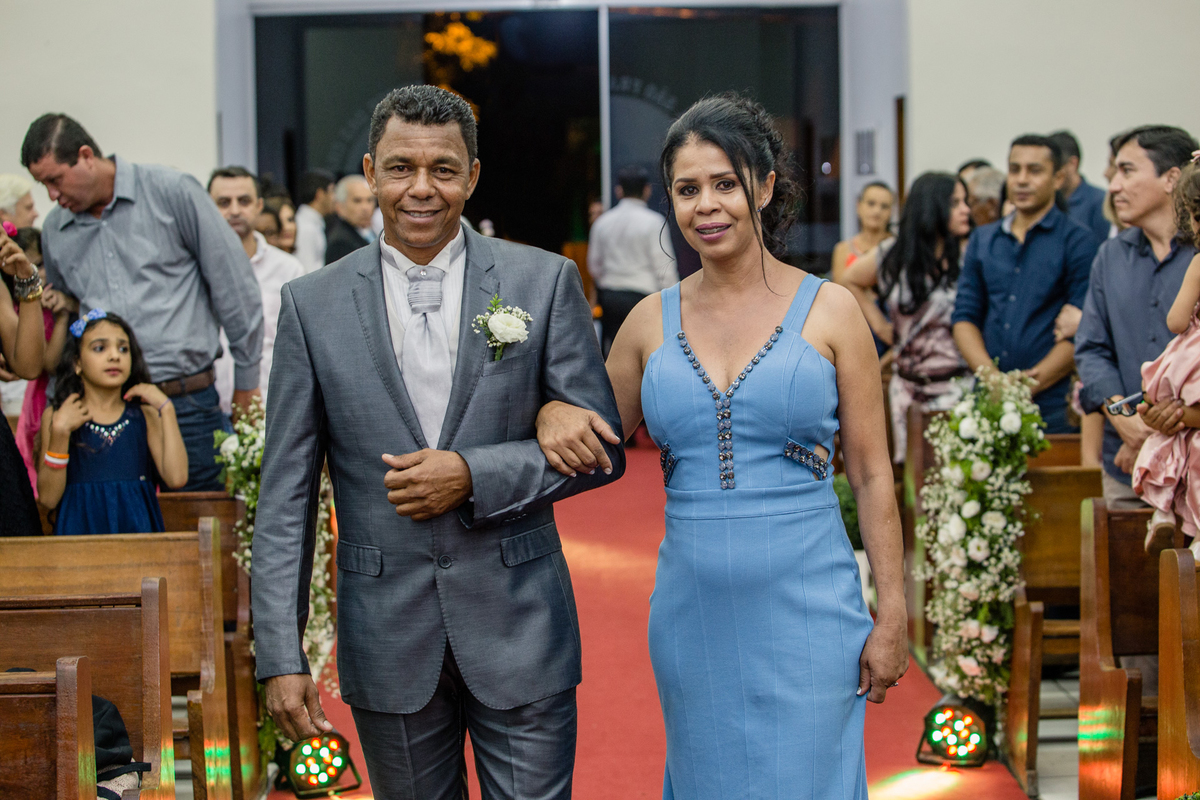 noivo entrando para o seu casamento