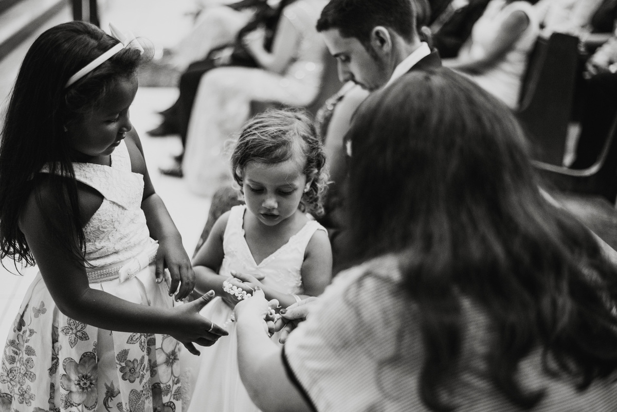 crianças brincando durante a celebração do casamento