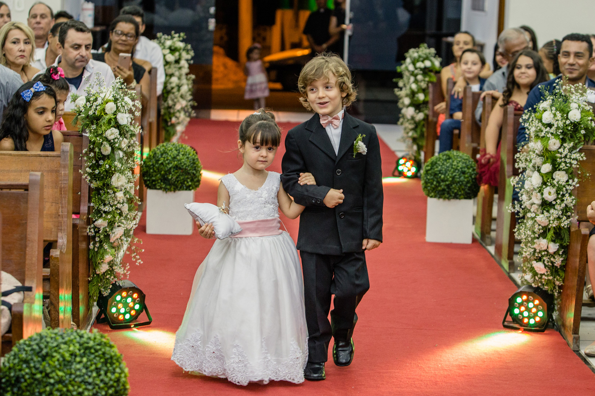 pagens entrando com as alianças no casamento