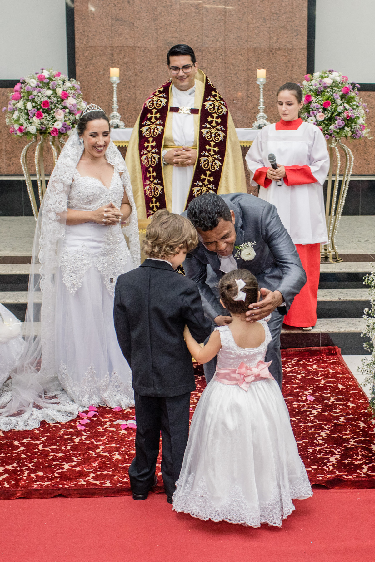 noivo recebendo as alianças 
