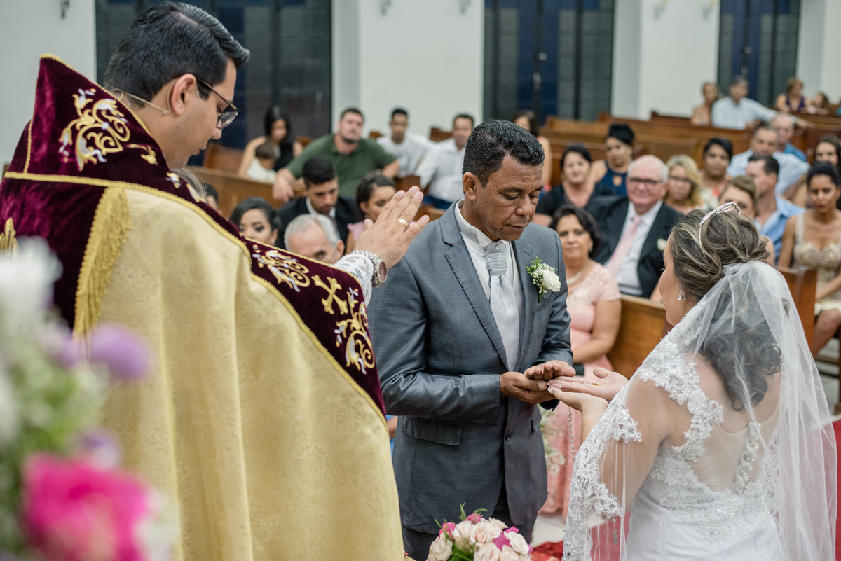 noivo colocando as alianças na noiva