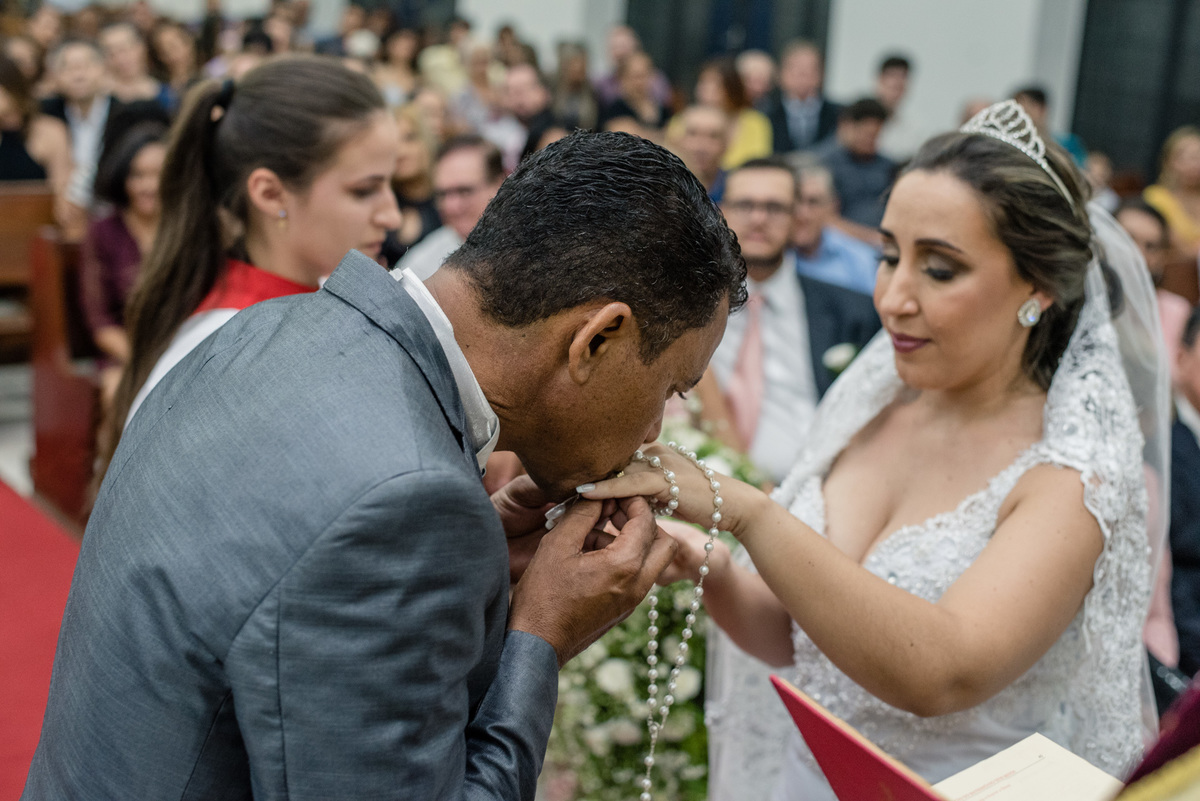 noivo beija aliança da noiva