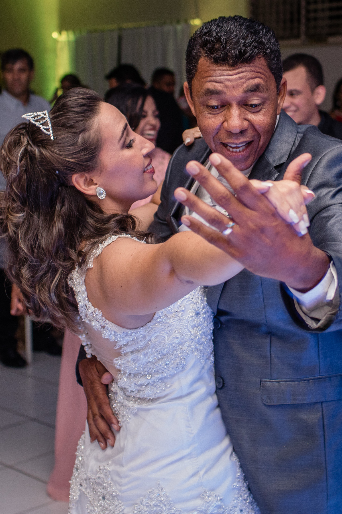 detalhe da aliança do noivo