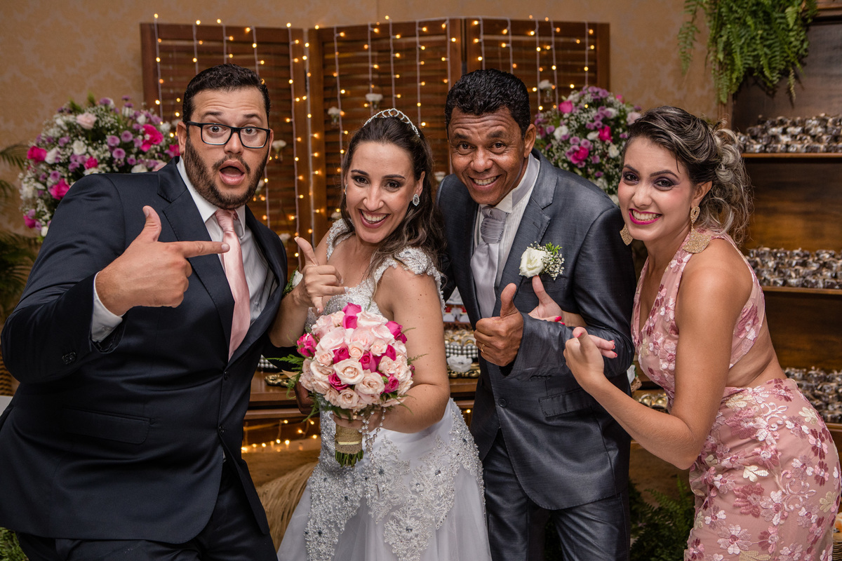 padrinhos animados durante o casamento