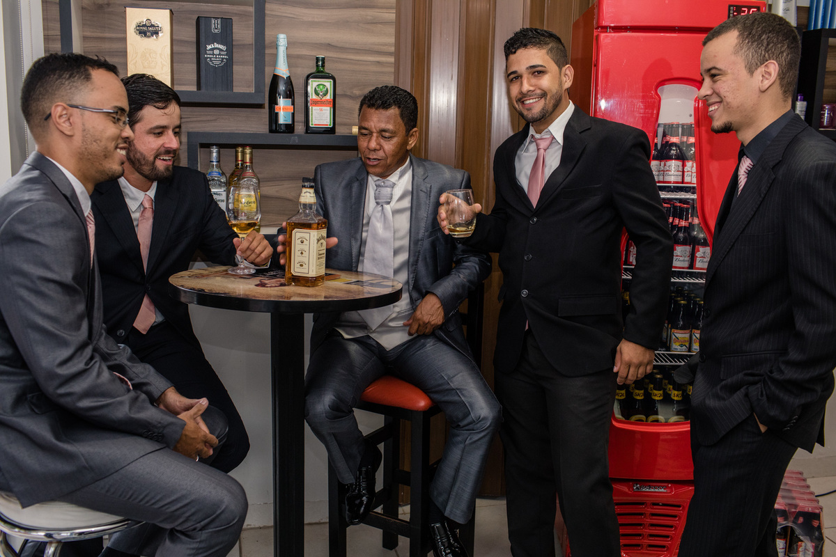 noivo e seu amigos na barbearia 