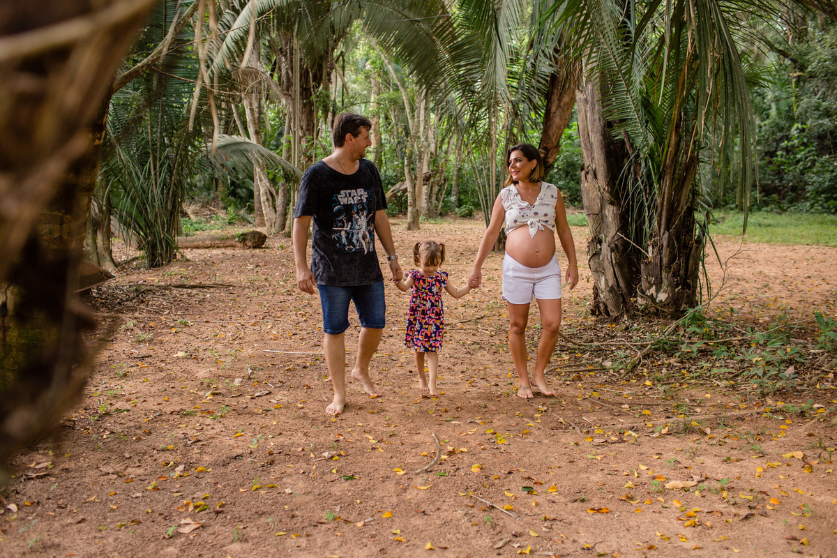 caminhada em família durante o ensaio fotográfico em Coxim - MS