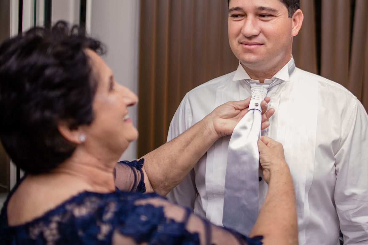 noivo recebendo o atenção da mãe Alcinópolis - MS