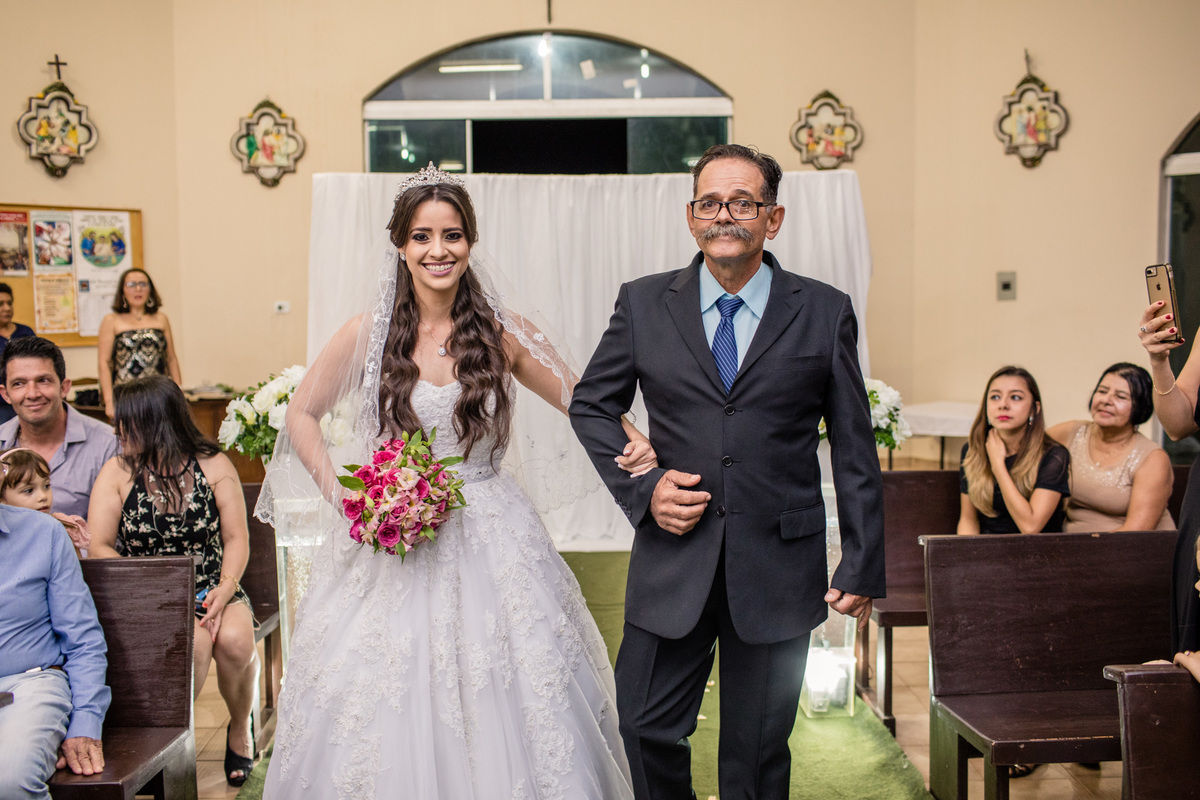 noiva entrando com o seu pai no casamento - Alcinópolis - MS