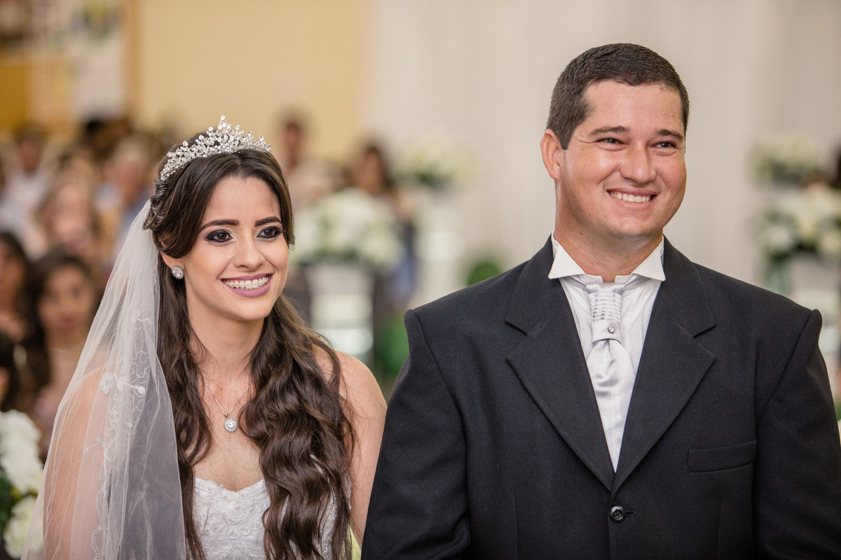 alegria do casal ao ser fotografo por eduardo bampi e gisely