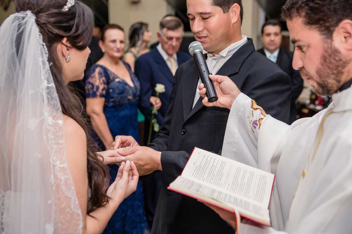detalhe da troca de aliança dos noivos - Alcinópolis - MS
 