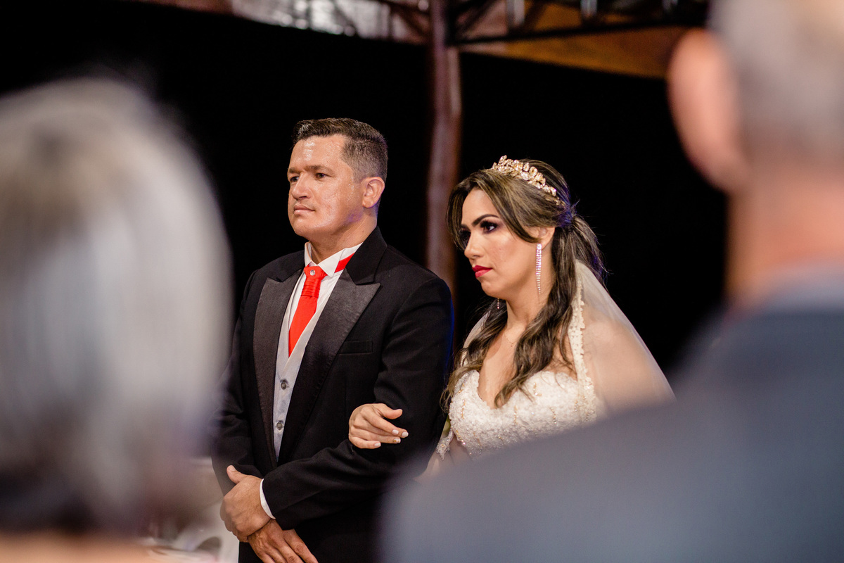 noiva entrando para a sua cerimônia religiosa