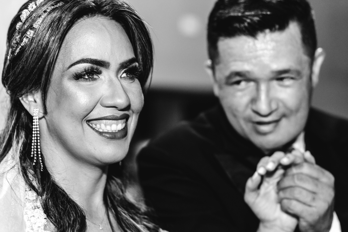 noivo demonstrando o seu carinho para a noiva