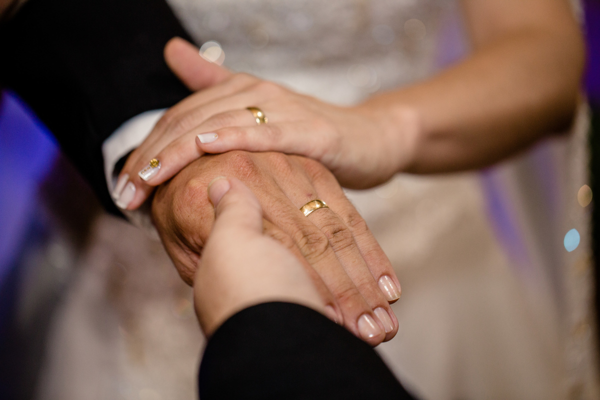 os noivos recebem a benção do pastor