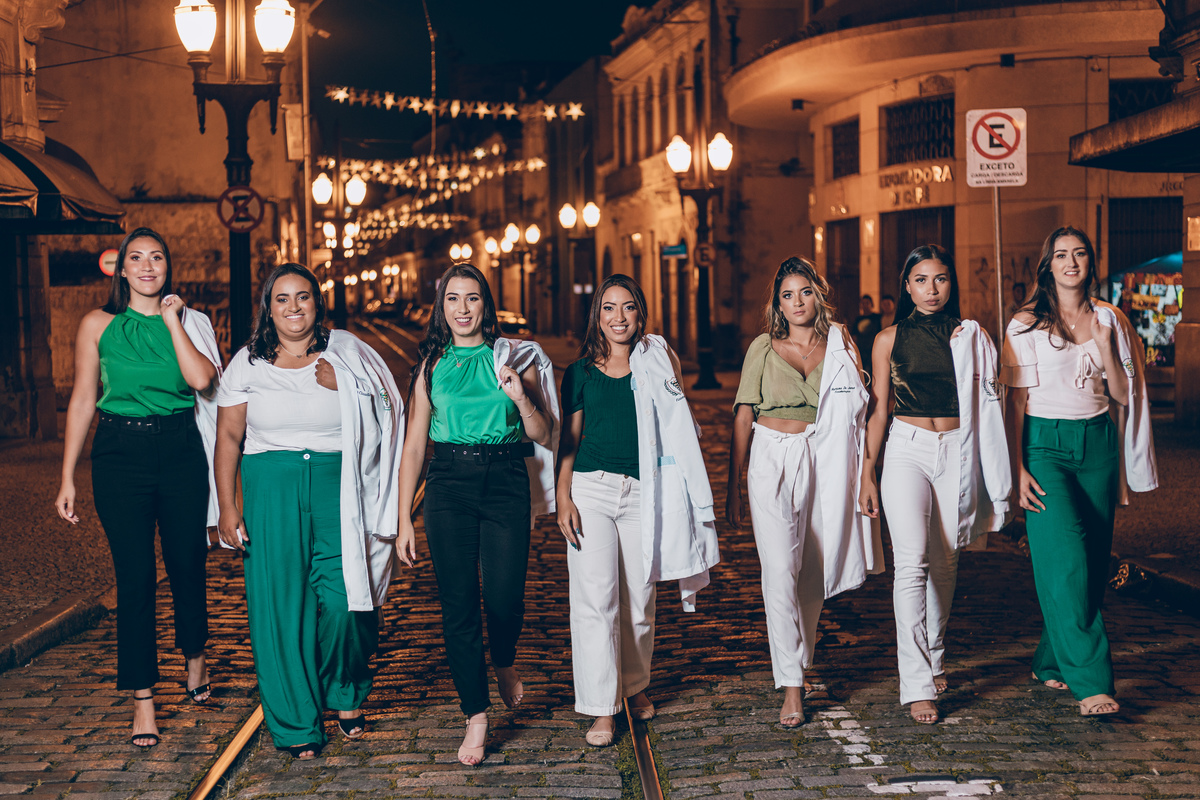 ensaio de formatura dos formandos da turma de fisioterapia da unaerp guaruja vestindo beca e jaleco no centro de santos