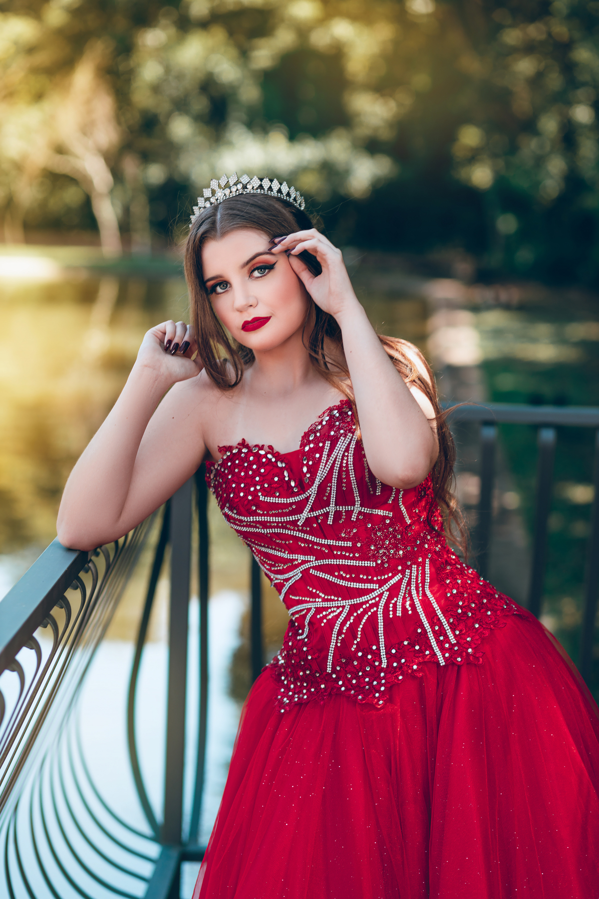 ensaio fotografico book debutante 15 anos estilo princesa com vestido no castelo dos vinhais em vinhedo | inspiracao ideias criatividade poses modelo | fotografo em Guaruja Ton Prans Fotografia