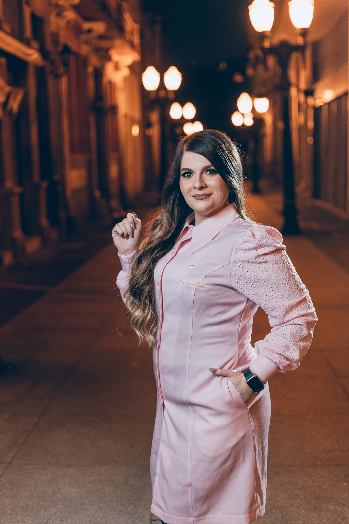 ensaio de formatura dos formandos de nutrição da unip vestindo beca e jaleco no centro de santos