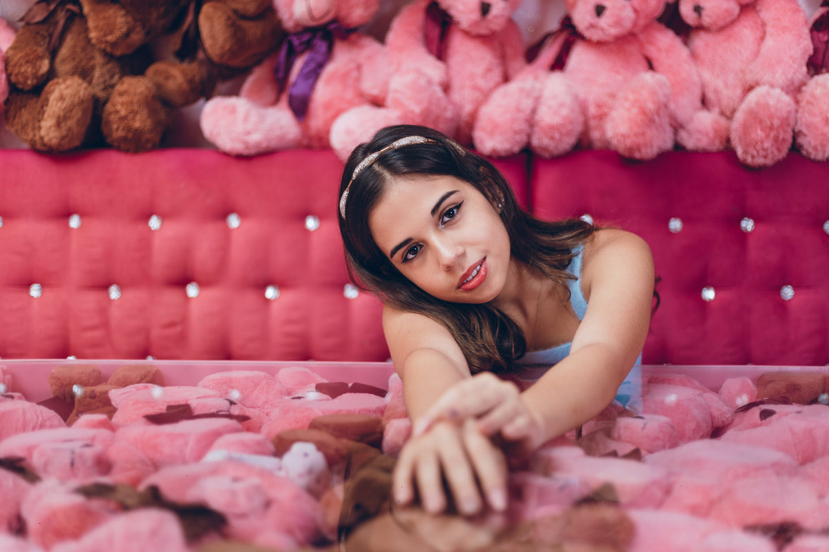 ensaio fotografico book debutante 15 anos estilo princesa com vestido rosa flores ursinhos na Pikurruchas Perdizes | inspiracao ideias criatividade poses modelo | fotografo em Guaruja Ton Prans Fotografia