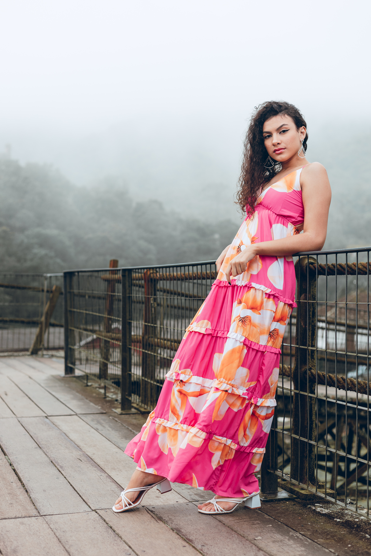 ensaio fotografico book debutante 15 anos ensaio fotográfico book debutante 15 anos paranapiacaba chuva neblina vestidos fusca trem | inspiração ideias criatividade poses modelo | fotografo em Guarujá Ton Prans Fotografia