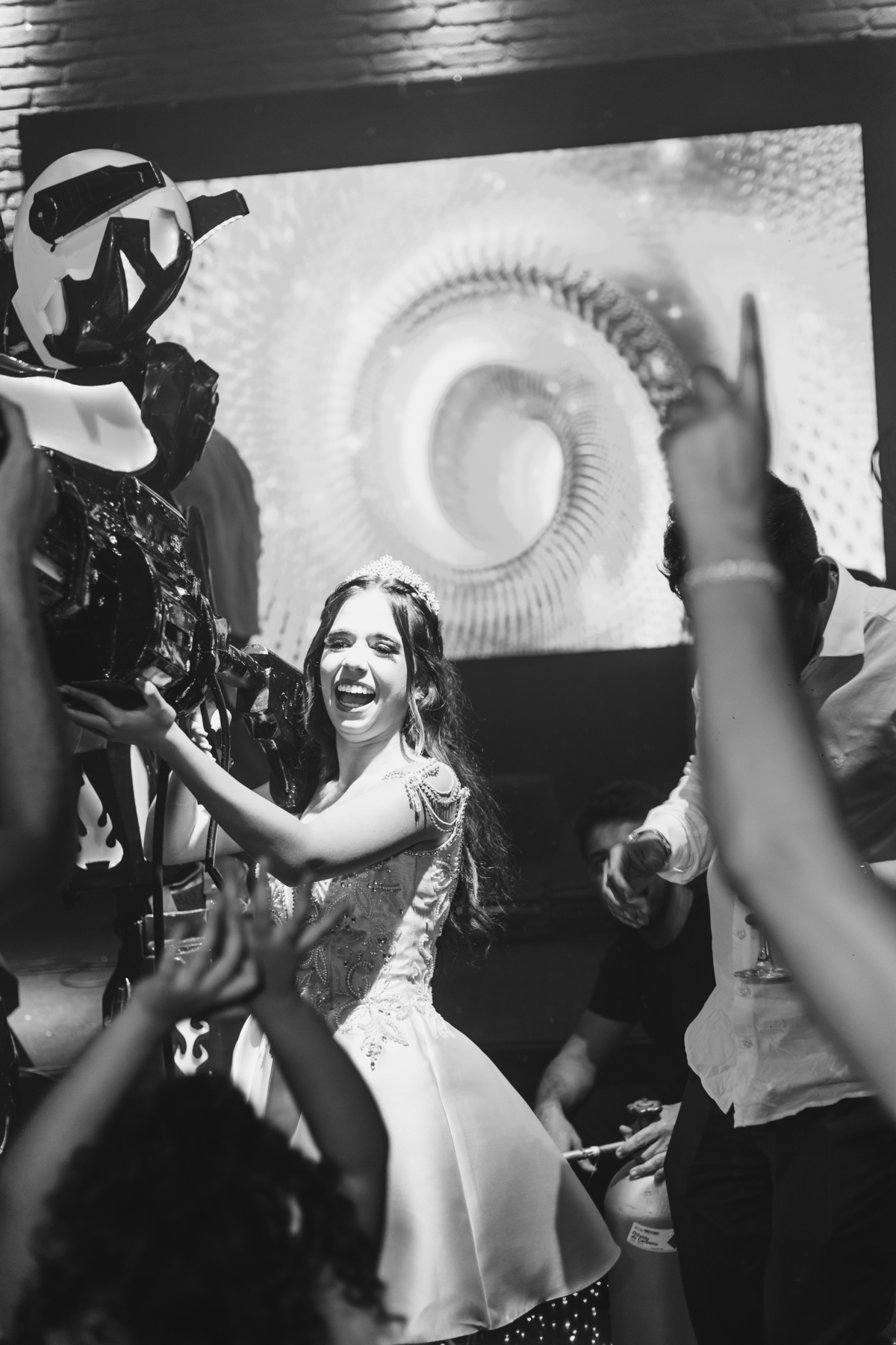 Festa de Aniversário de 15 Anos da Eloisa Marthos no Espaço Atmosphera | sonho de princesa valsa cerimonia vestido inspiração ideias criatividade floral princesa | fotógrafo em Guarujá Ton Prans Fotografia