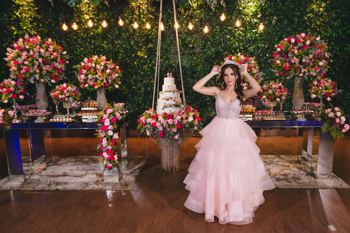 Festa de Aniversário de 15 Anos da Eloisa Marthos no Espaço Atmosphera | sonho de princesa valsa cerimonia vestido inspiração ideias criatividade floral princesa | fotógrafo em Guarujá Ton Prans Fotografia