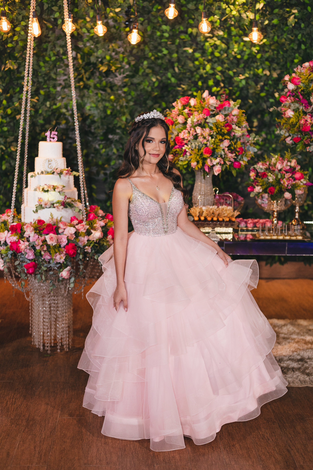 Festa de Aniversário de 15 Anos da Eloisa Marthos no Espaço Atmosphera | sonho de princesa valsa cerimonia vestido inspiração ideias criatividade floral princesa | fotógrafo em Guarujá Ton Prans Fotografia