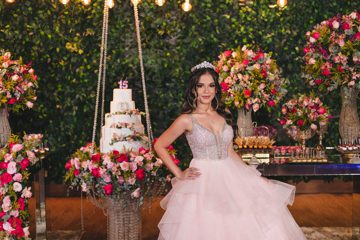 Festa de Aniversário de 15 Anos da Eloisa Marthos no Espaço Atmosphera | sonho de princesa valsa cerimonia vestido inspiração ideias criatividade floral princesa | fotógrafo em Guarujá Ton Prans Fotografia