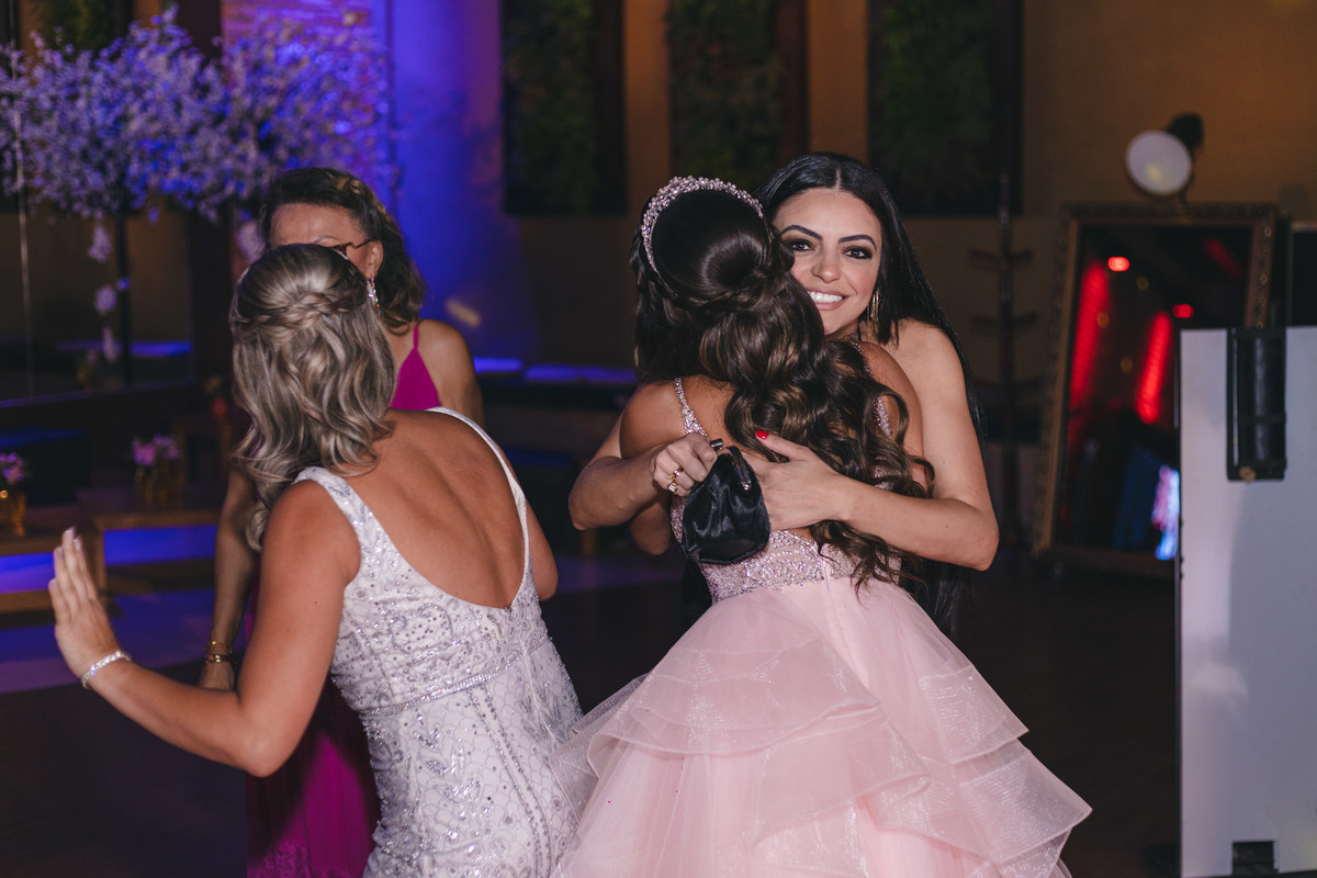 Festa de Aniversário de 15 Anos da Eloisa Marthos no Espaço Atmosphera | sonho de princesa valsa cerimonia vestido inspiração ideias criatividade floral princesa | fotógrafo em Guarujá Ton Prans Fotografia