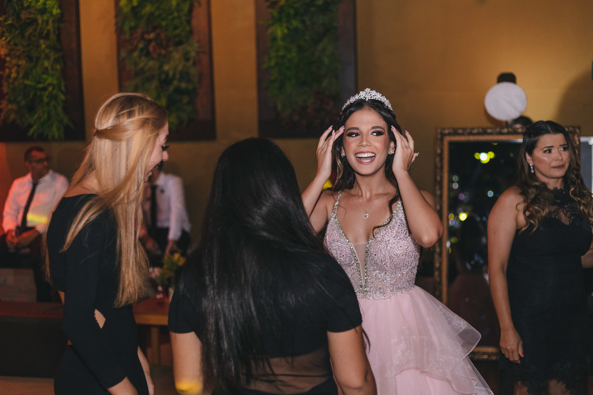 Festa de Aniversário de 15 Anos da Eloisa Marthos no Espaço Atmosphera | sonho de princesa valsa cerimonia vestido inspiração ideias criatividade floral princesa | fotógrafo em Guarujá Ton Prans Fotografia