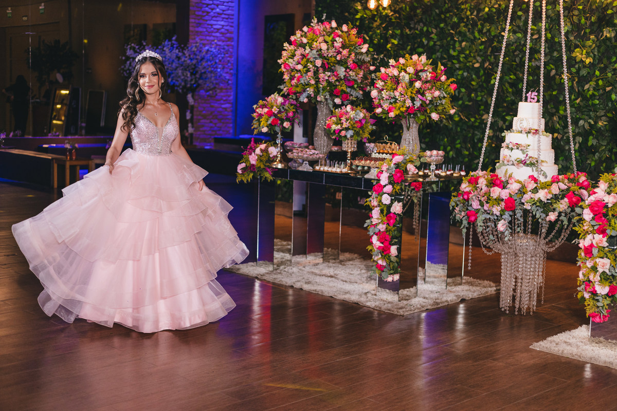 Festa de Aniversário de 15 Anos da Eloisa Marthos no Espaço Atmosphera | sonho de princesa valsa cerimonia vestido inspiração ideias criatividade floral princesa | fotógrafo em Guarujá Ton Prans Fotografia