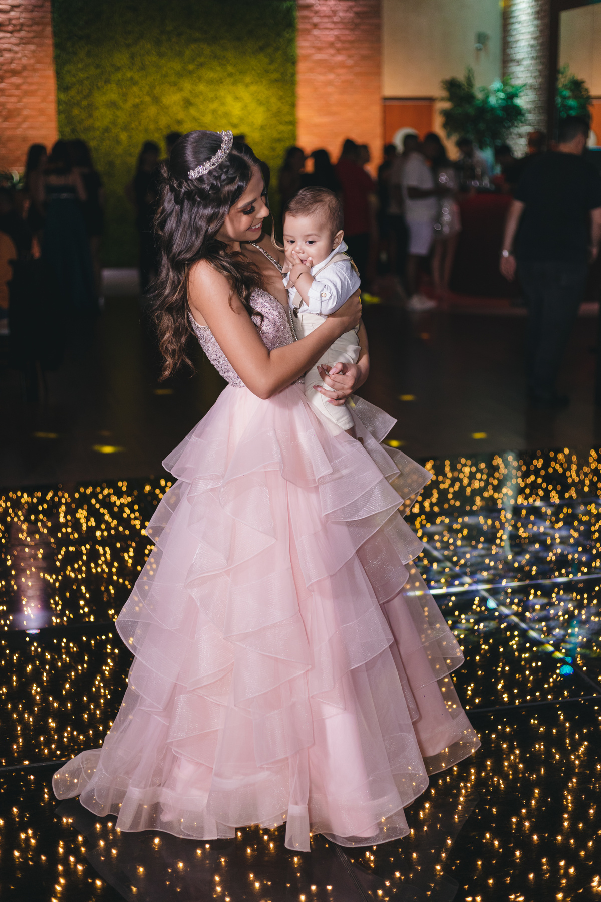 Festa de Aniversário de 15 Anos da Eloisa Marthos no Espaço Atmosphera | sonho de princesa valsa cerimonia vestido inspiração ideias criatividade floral princesa | fotógrafo em Guarujá Ton Prans Fotografia