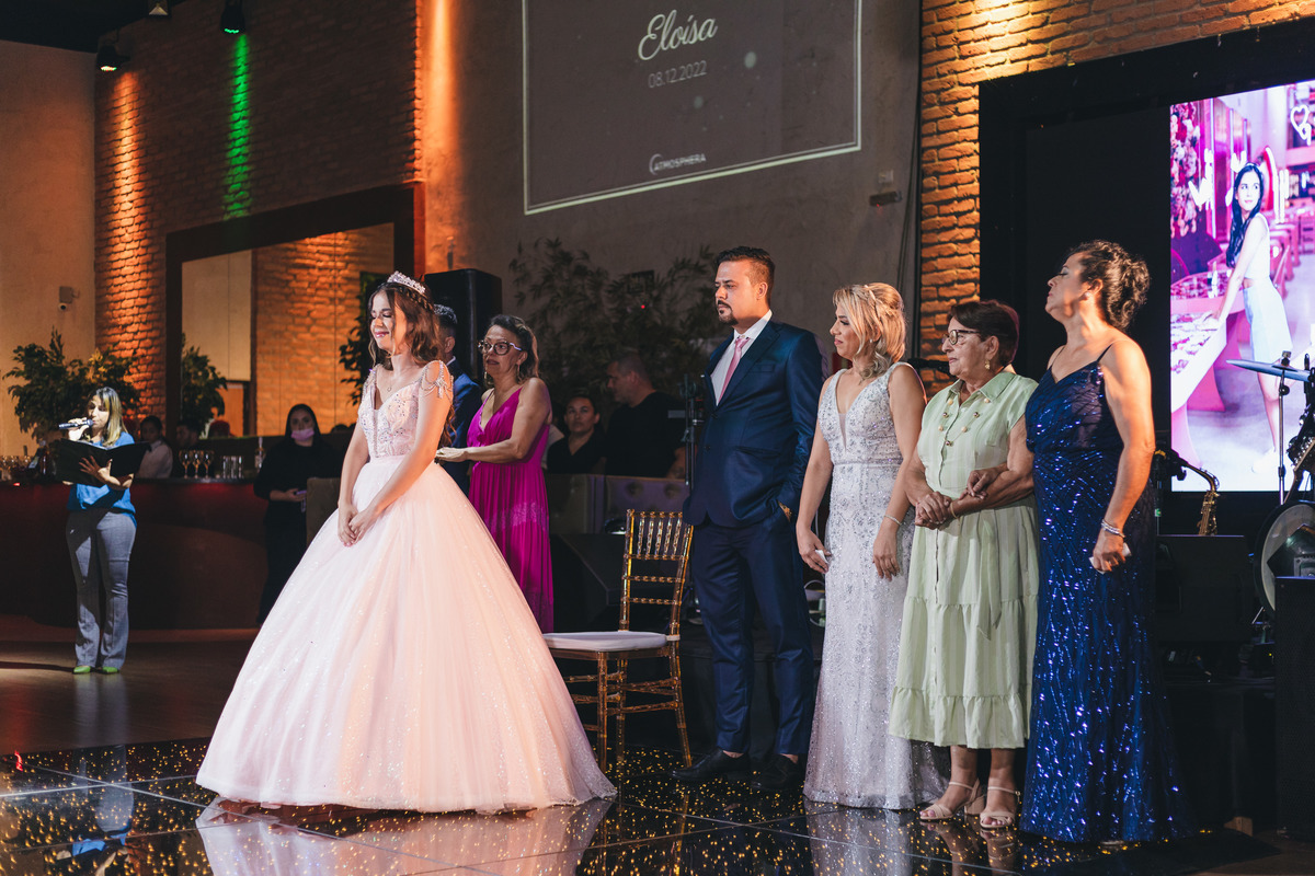 Festa de Aniversário de 15 Anos da Eloisa Marthos no Espaço Atmosphera | sonho de princesa valsa cerimonia vestido inspiração ideias criatividade floral princesa | fotógrafo em Guarujá Ton Prans Fotografia