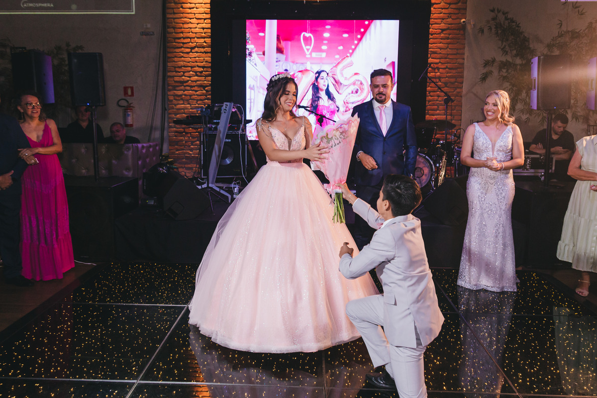 Festa de Aniversário de 15 Anos da Eloisa Marthos no Espaço Atmosphera | sonho de princesa valsa cerimonia vestido inspiração ideias criatividade floral princesa | fotógrafo em Guarujá Ton Prans Fotografia