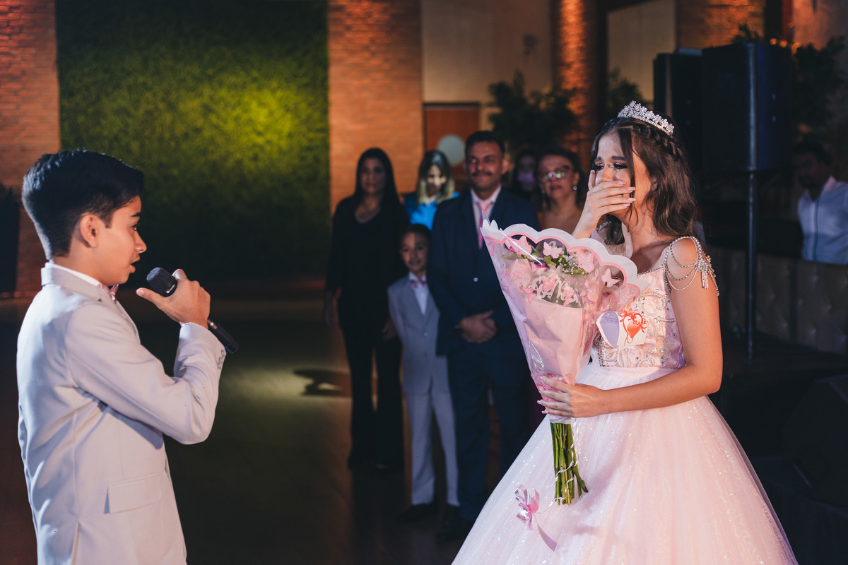 Festa de Aniversário de 15 Anos da Eloisa Marthos no Espaço Atmosphera | sonho de princesa valsa cerimonia vestido inspiração ideias criatividade floral princesa | fotógrafo em Guarujá Ton Prans Fotografia
