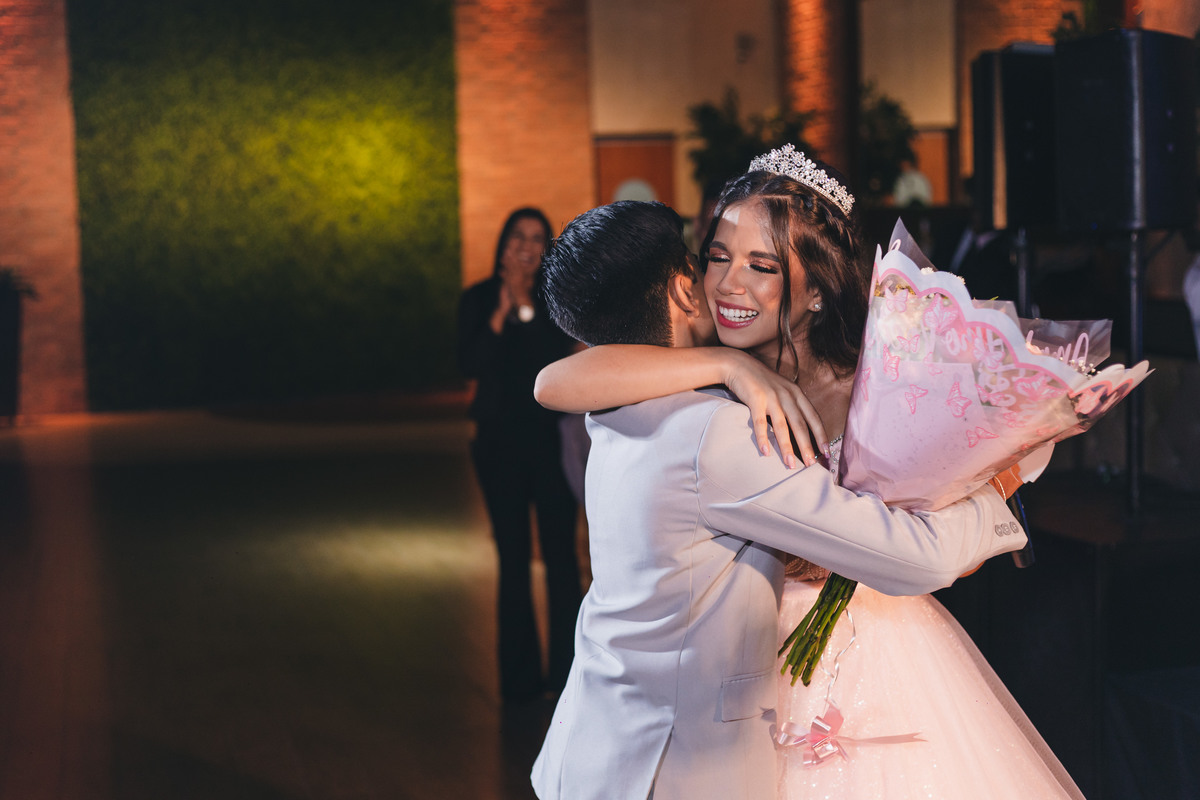 Festa de Aniversário de 15 Anos da Eloisa Marthos no Espaço Atmosphera | sonho de princesa valsa cerimonia vestido inspiração ideias criatividade floral princesa | fotógrafo em Guarujá Ton Prans Fotografia