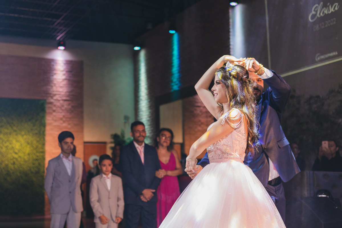 Festa de Aniversário de 15 Anos da Eloisa Marthos no Espaço Atmosphera | sonho de princesa valsa cerimonia vestido inspiração ideias criatividade floral princesa | fotógrafo em Guarujá Ton Prans Fotografia