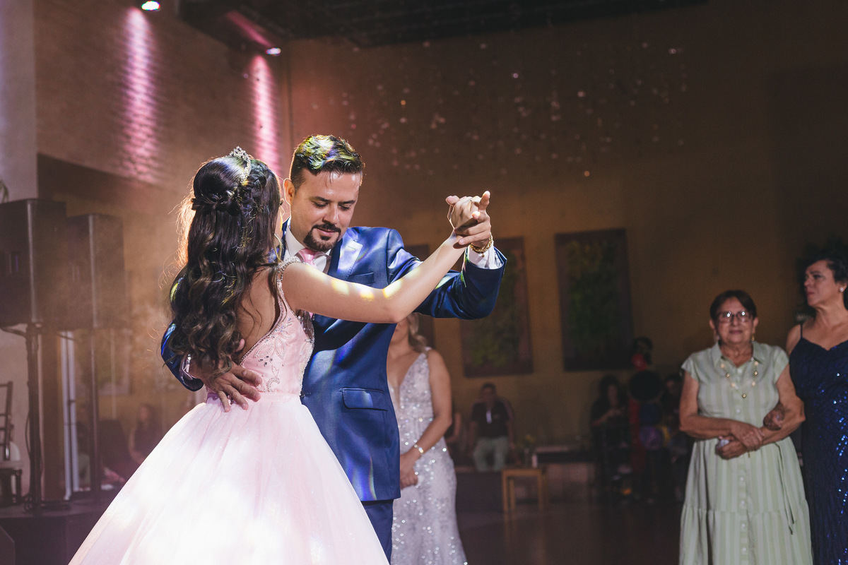 Festa de Aniversário de 15 Anos da Eloisa Marthos no Espaço Atmosphera | sonho de princesa valsa cerimonia vestido inspiração ideias criatividade floral princesa | fotógrafo em Guarujá Ton Prans Fotografia