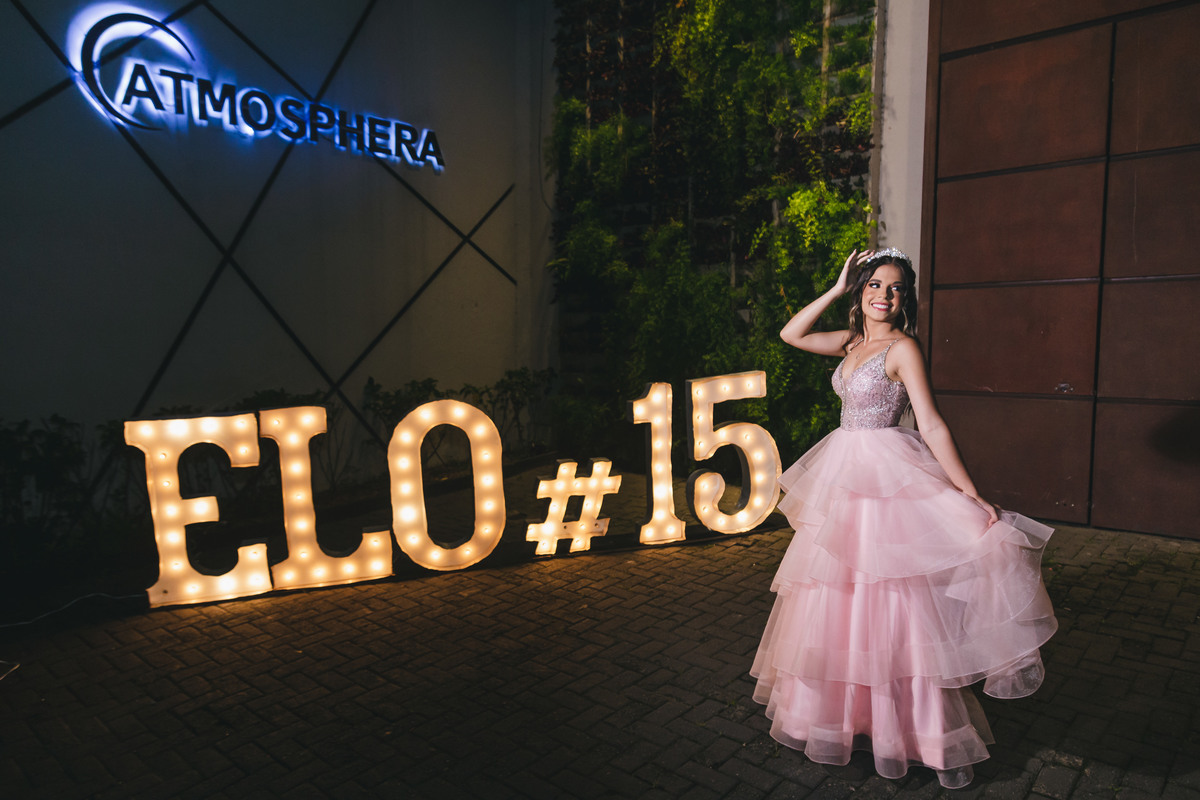 Festa de Aniversário de 15 Anos da Eloisa Marthos no Espaço Atmosphera | sonho de princesa valsa cerimonia vestido inspiração ideias criatividade floral princesa | fotógrafo em Guarujá Ton Prans Fotografia
