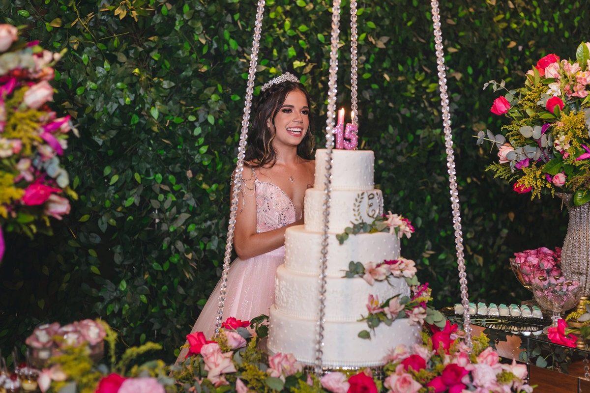 Festa de Aniversário de 15 Anos da Eloisa Marthos no Espaço Atmosphera | sonho de princesa valsa cerimonia vestido inspiração ideias criatividade floral princesa | fotógrafo em Guarujá Ton Prans Fotografia