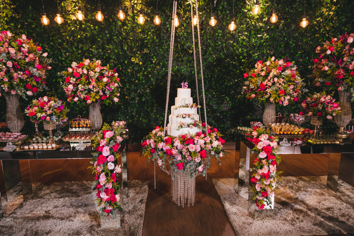 Festa de Aniversário de 15 Anos da Eloisa Marthos no Espaço Atmosphera | sonho de princesa valsa cerimonia vestido inspiração ideias criatividade floral princesa | fotógrafo em Guarujá Ton Prans Fotografia