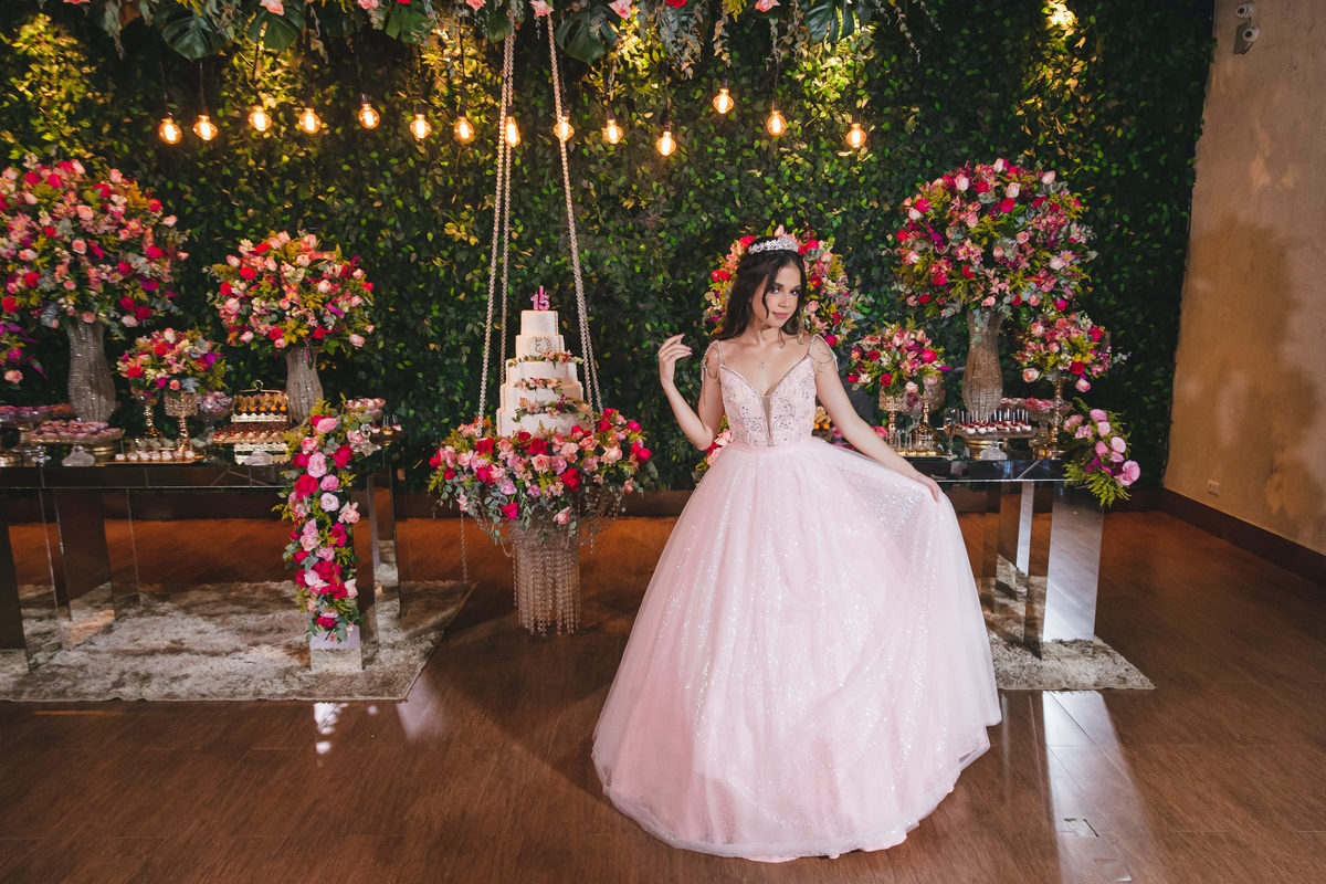 Festa de Aniversário de 15 Anos da Eloisa Marthos no Espaço Atmosphera | sonho de princesa valsa cerimonia vestido inspiração ideias criatividade floral princesa | fotógrafo em Guarujá Ton Prans Fotografia