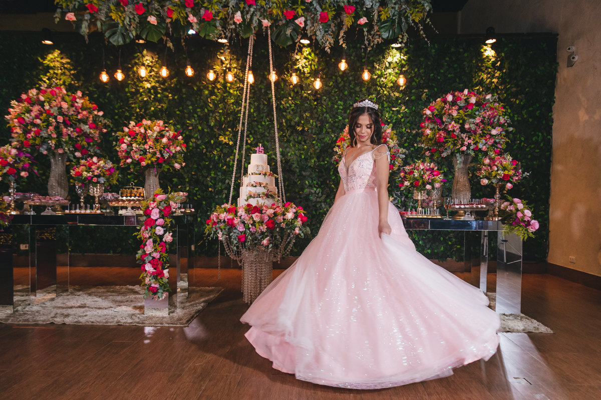 Festa de Aniversário de 15 Anos da Eloisa Marthos no Espaço Atmosphera | sonho de princesa valsa cerimonia vestido inspiração ideias criatividade floral princesa | fotógrafo em Guarujá Ton Prans Fotografia
