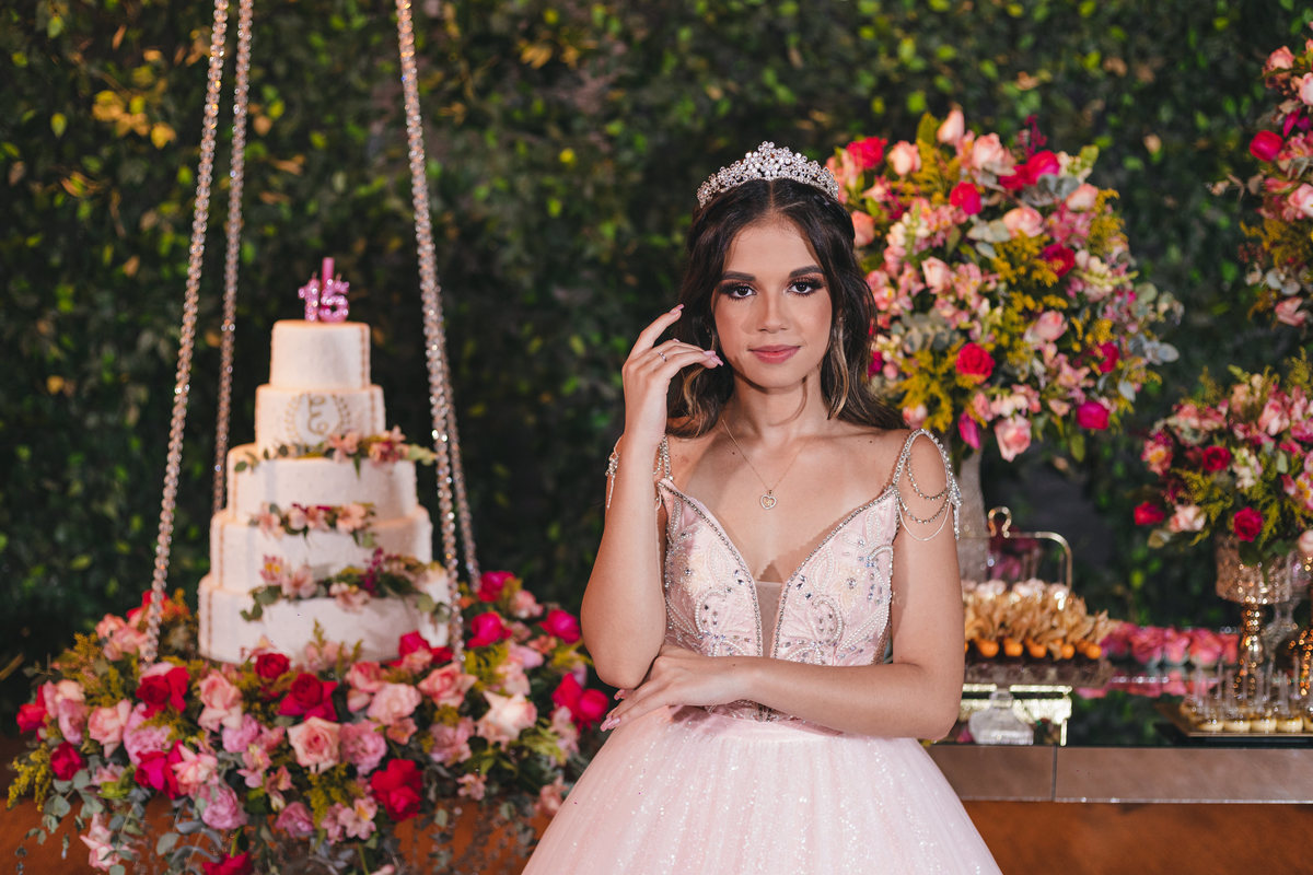 Festa de Aniversário de 15 Anos da Eloisa Marthos no Espaço Atmosphera | sonho de princesa valsa cerimonia vestido inspiração ideias criatividade floral princesa | fotógrafo em Guarujá Ton Prans Fotografia